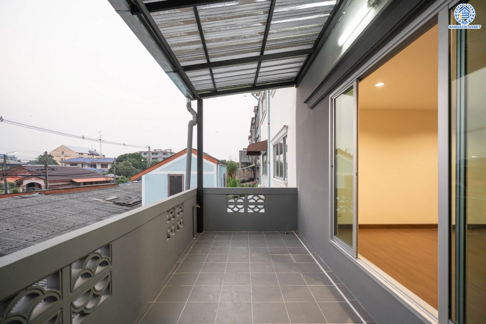 บ้านมือสองตกแต่งใหม่ โครงการ ไชน่าทาวน์ รามอินทรา8 เนื้อที่ 22 ตร.ว. ฟังก์ชัน 3 ห้องนอน 3 ห้องน้ำ 1 ที่จอดรถ บนทำเลศักยภาพ เชื่อมต่อถนนรามอินทรา ถนนลาดปลาเค้า ถนนเกษตรนวมินทร์ ใกล้รถไฟฟ้าสายสีเชียว "สถานีเสนานิคม" และทางด่วน "ฉลองรัช"